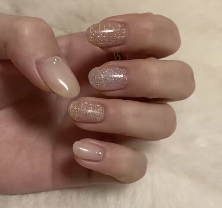 ふわふわなファーが背景かと思いきや、正体は愛犬の毛?!柴犬を背景にしたネイル記録に「めちゃ高級感ある背景」