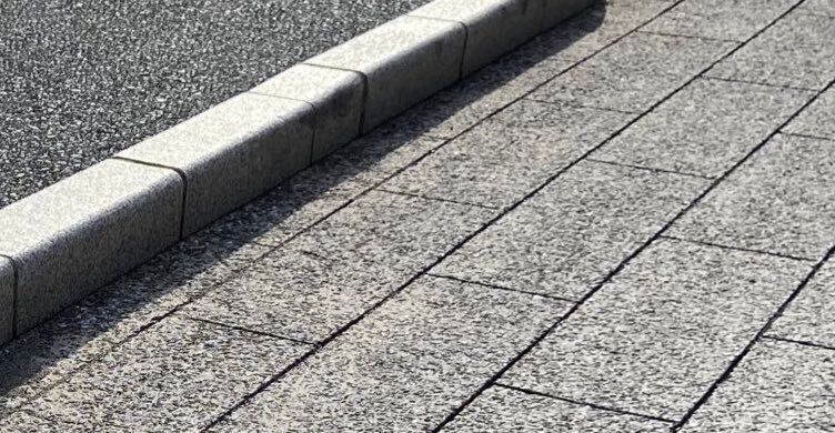 1歳の鉄ヲタ息子が道端で見つけた「電車」！素晴らしい発想と感性に、「センスいい」「もう電車にしか見えない」と2.3万人が感動