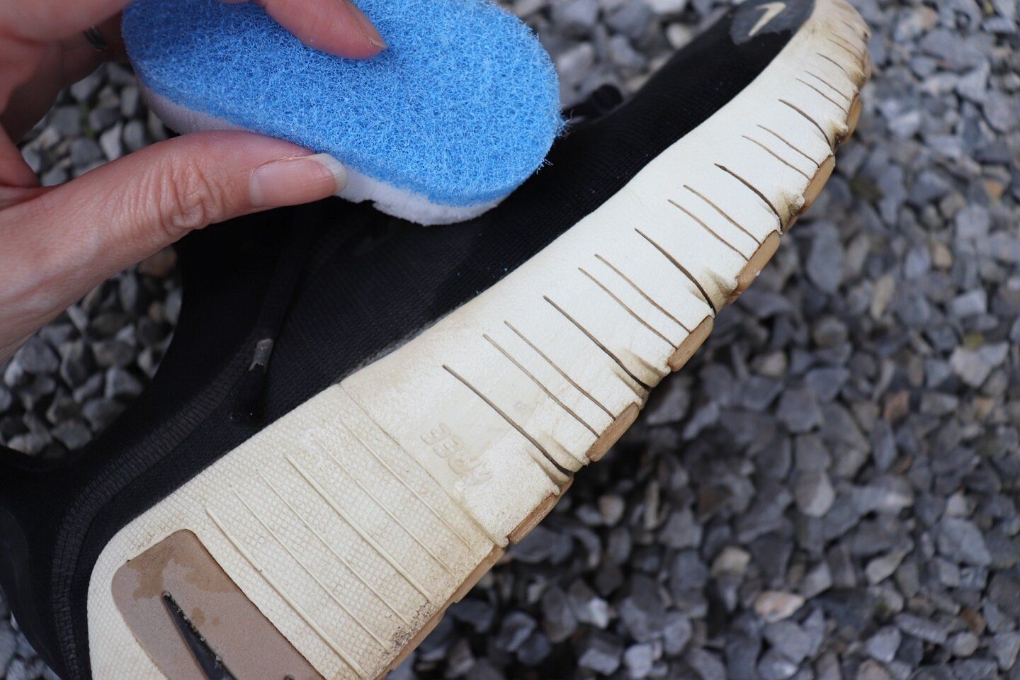 【ダイソー】濡れた靴に！雨の日の後に便利なダイソーグッズ