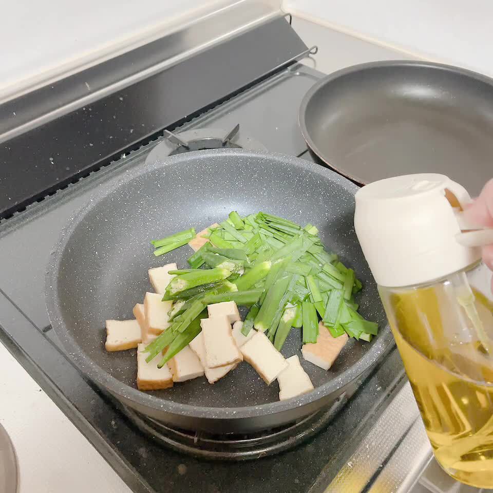 スプレーで油を加える様子