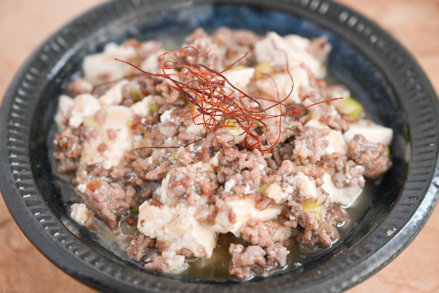 糸とうがらしをのせた白麻婆豆腐