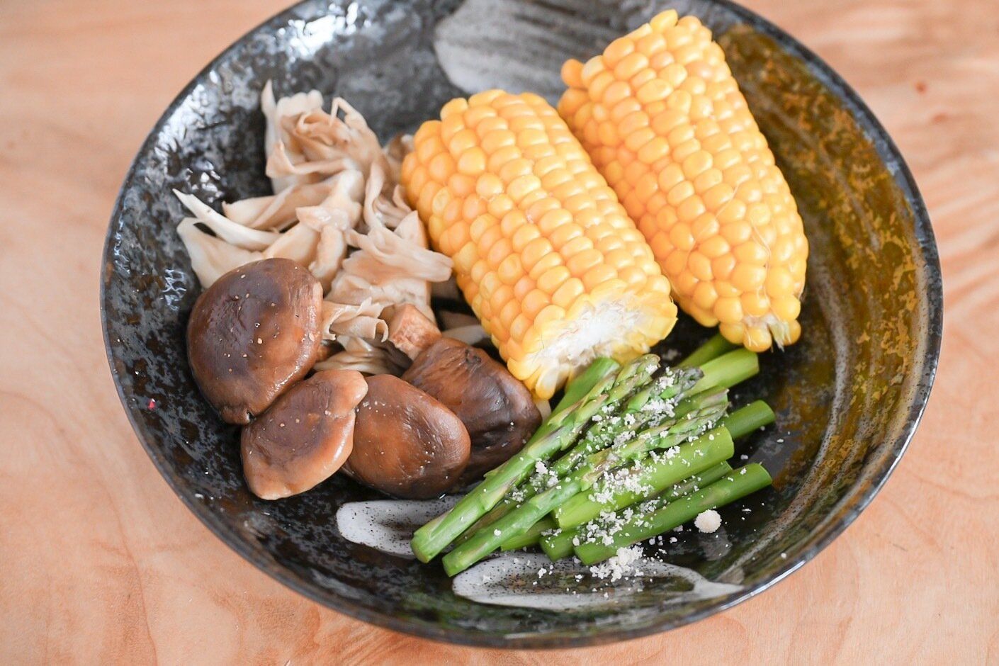 皿に盛られた蒸した食材