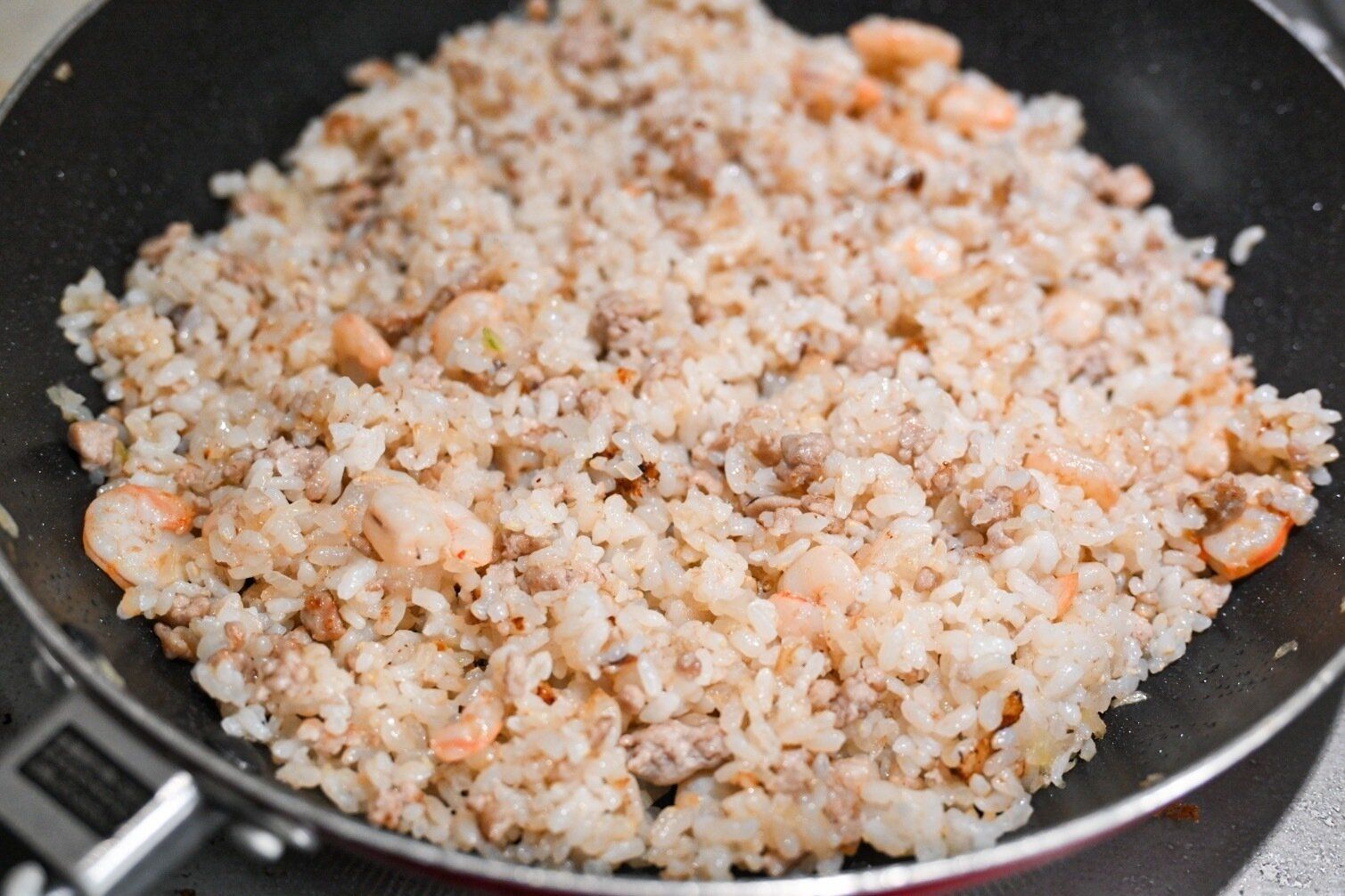 ごはんを加えたフライパン