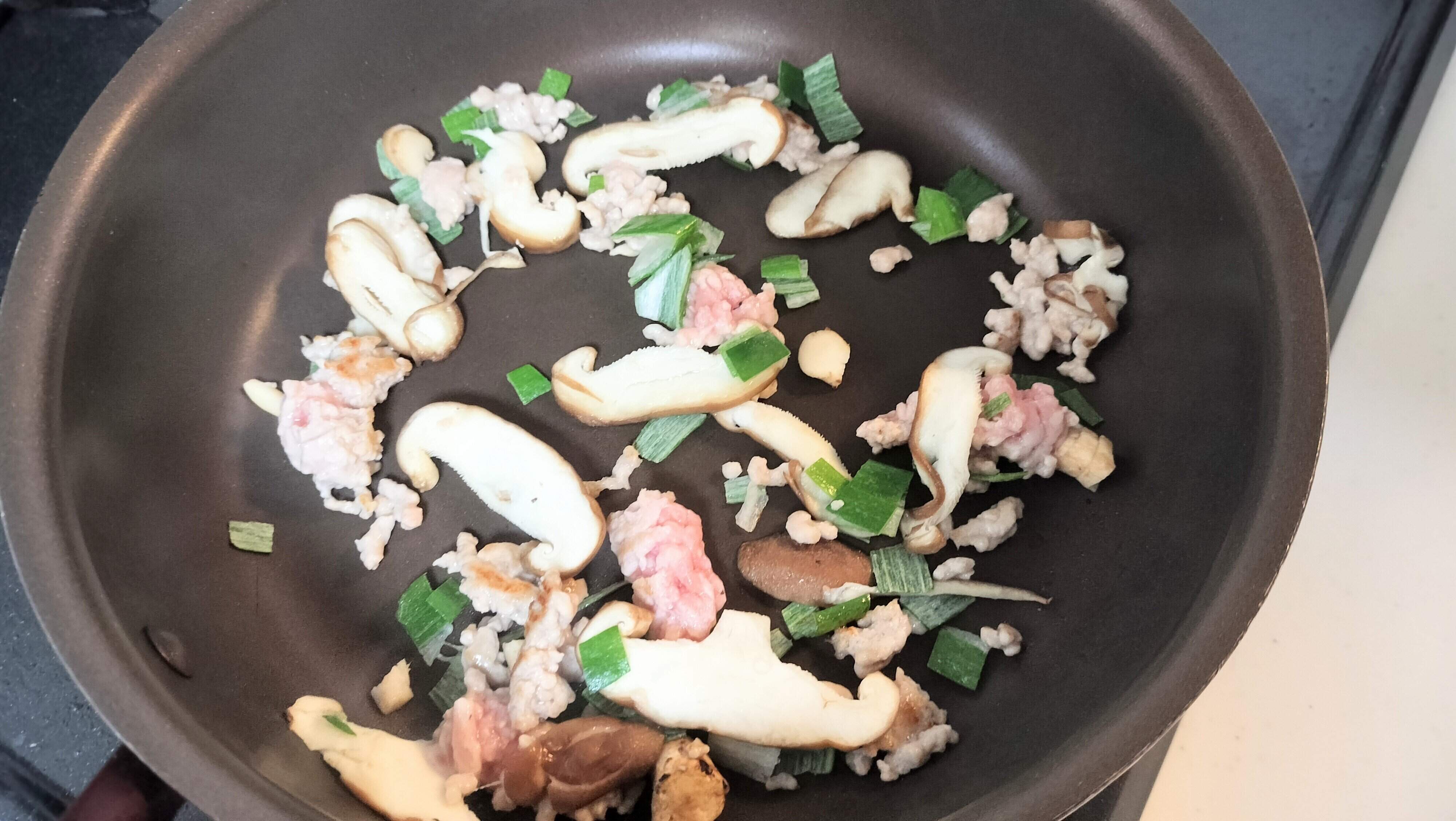 フライパンで具材を炒める