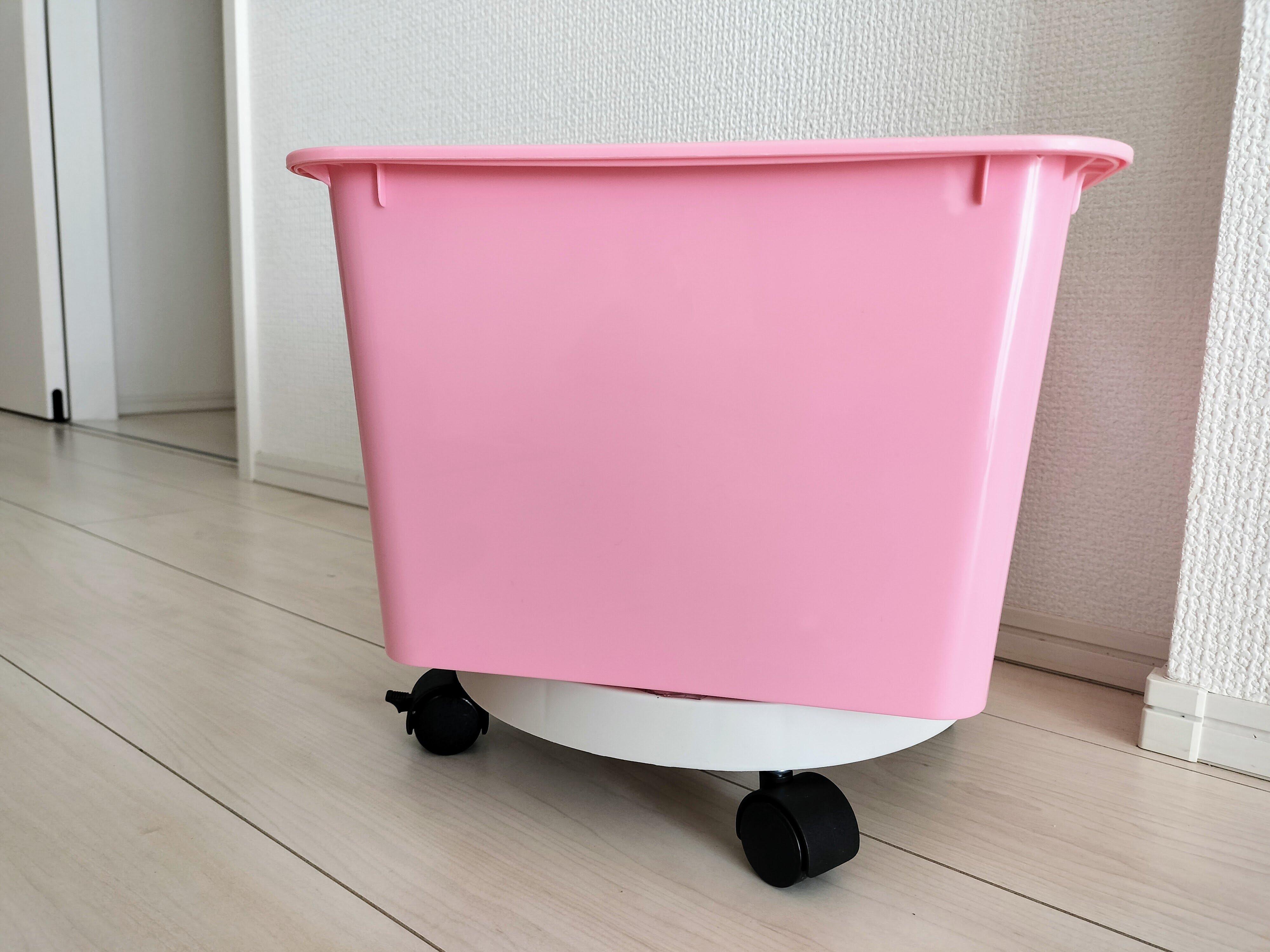 キャスター付きトレーにおもちゃ箱を乗せた画像