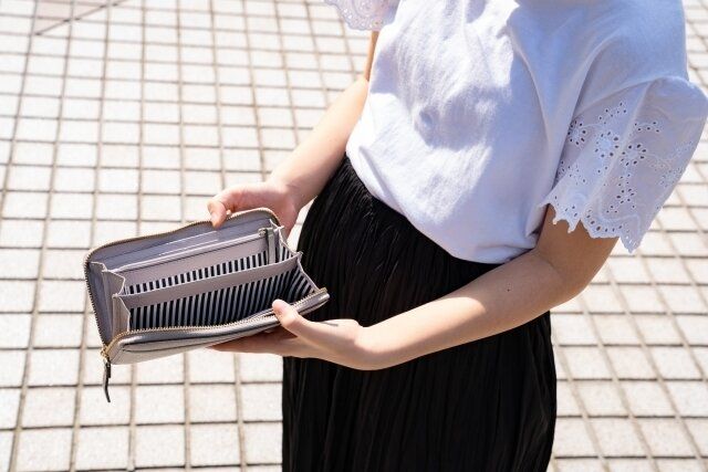 若い女性のからっぽの財布