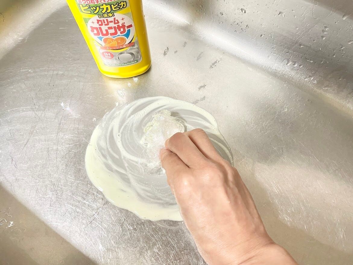 ラップは再利用してシンク掃除に使う！