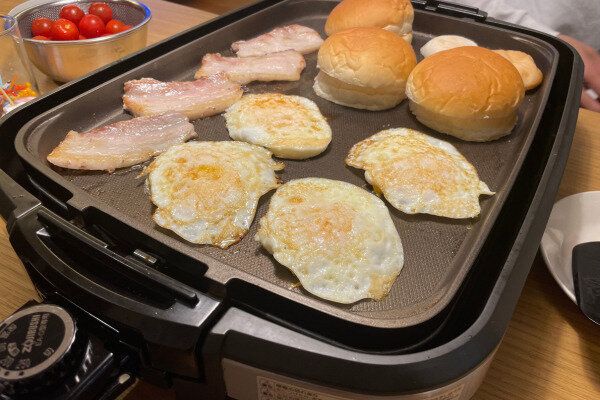 ホットプレートで調理中