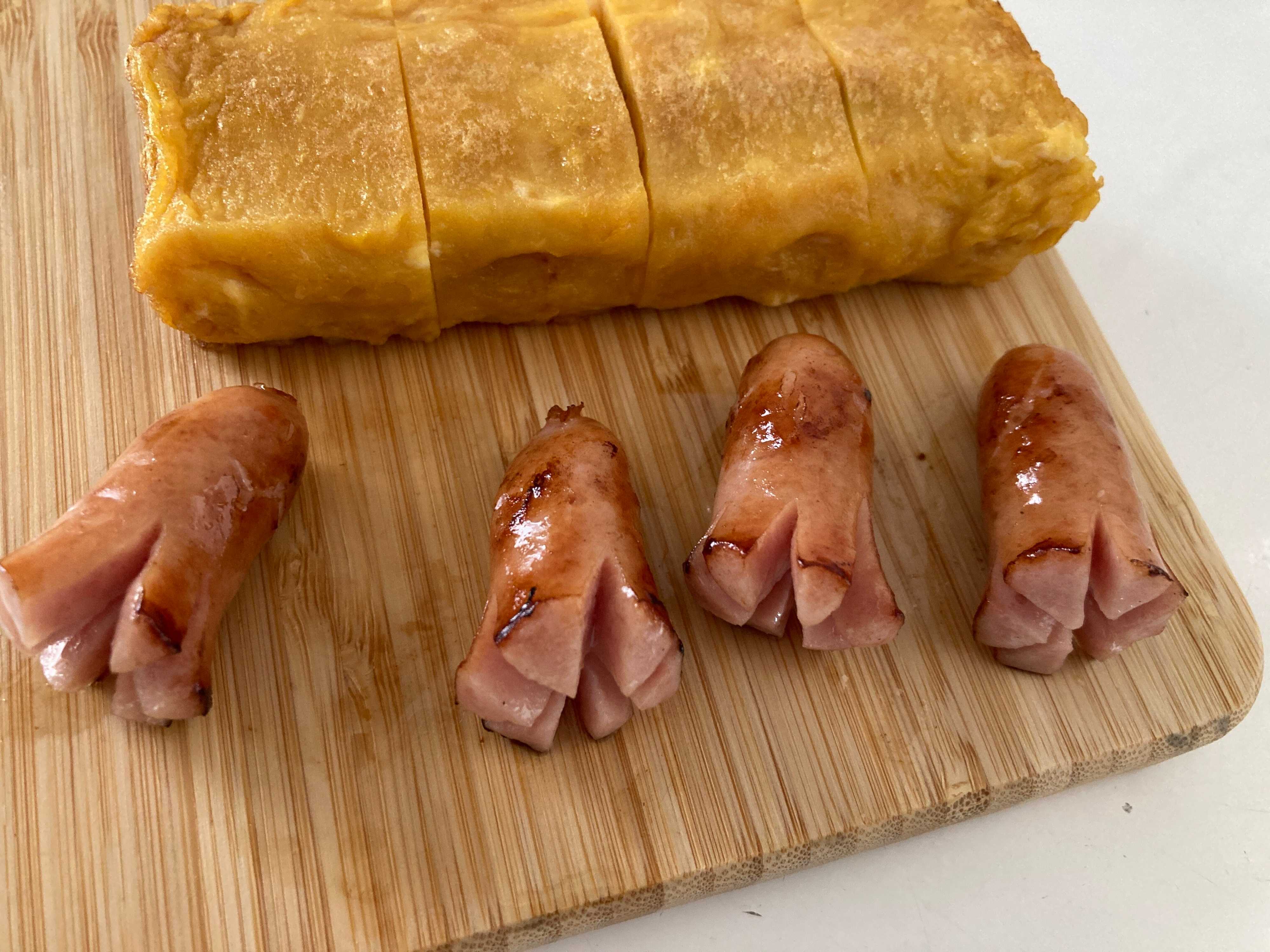 卵焼きと並べられたタコさんウインナー