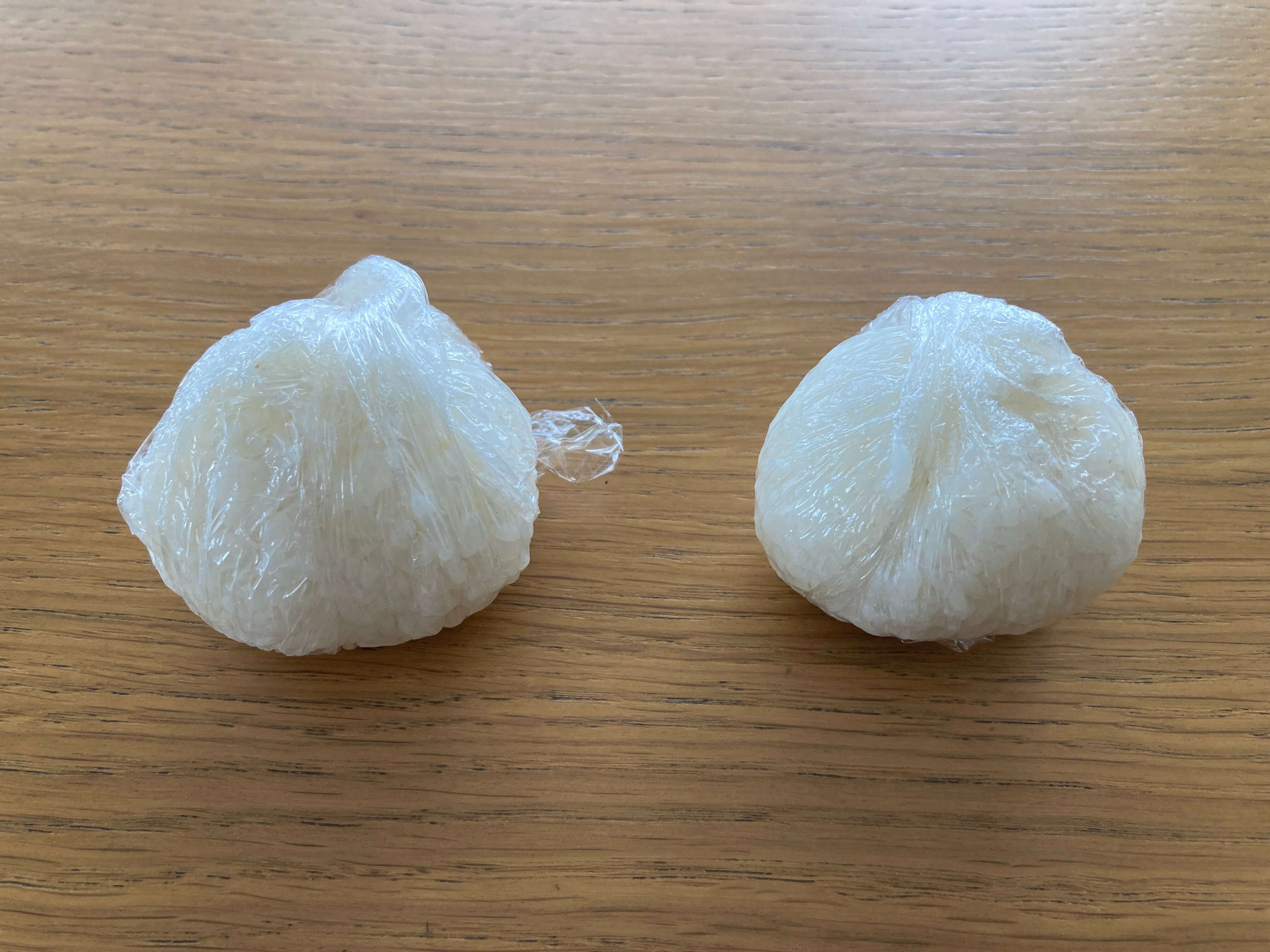 普通の塩とろく助塩で握った塩おむすび