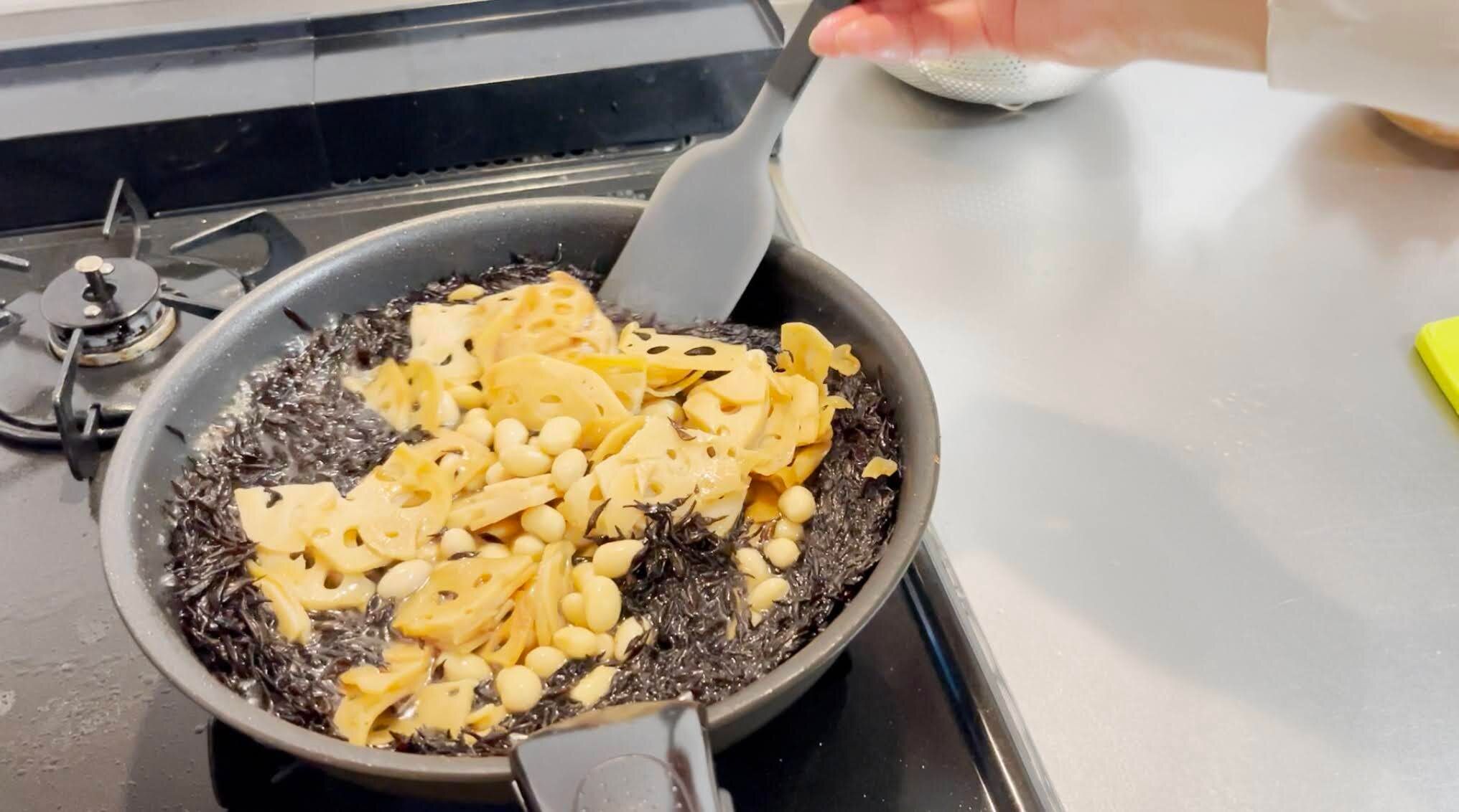 家族がよく食べるひじき煮を作る