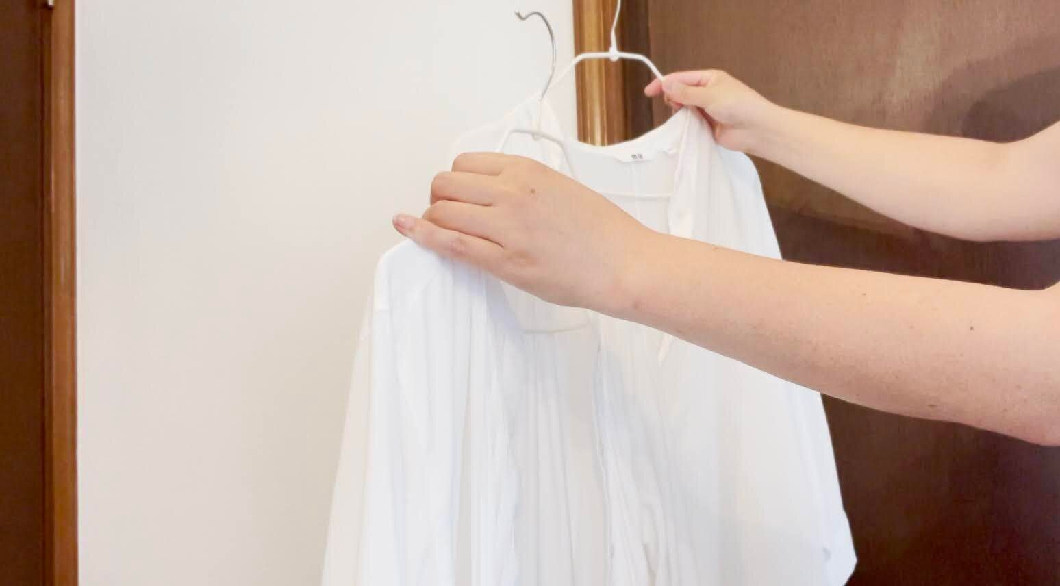 服をハンガーにかける