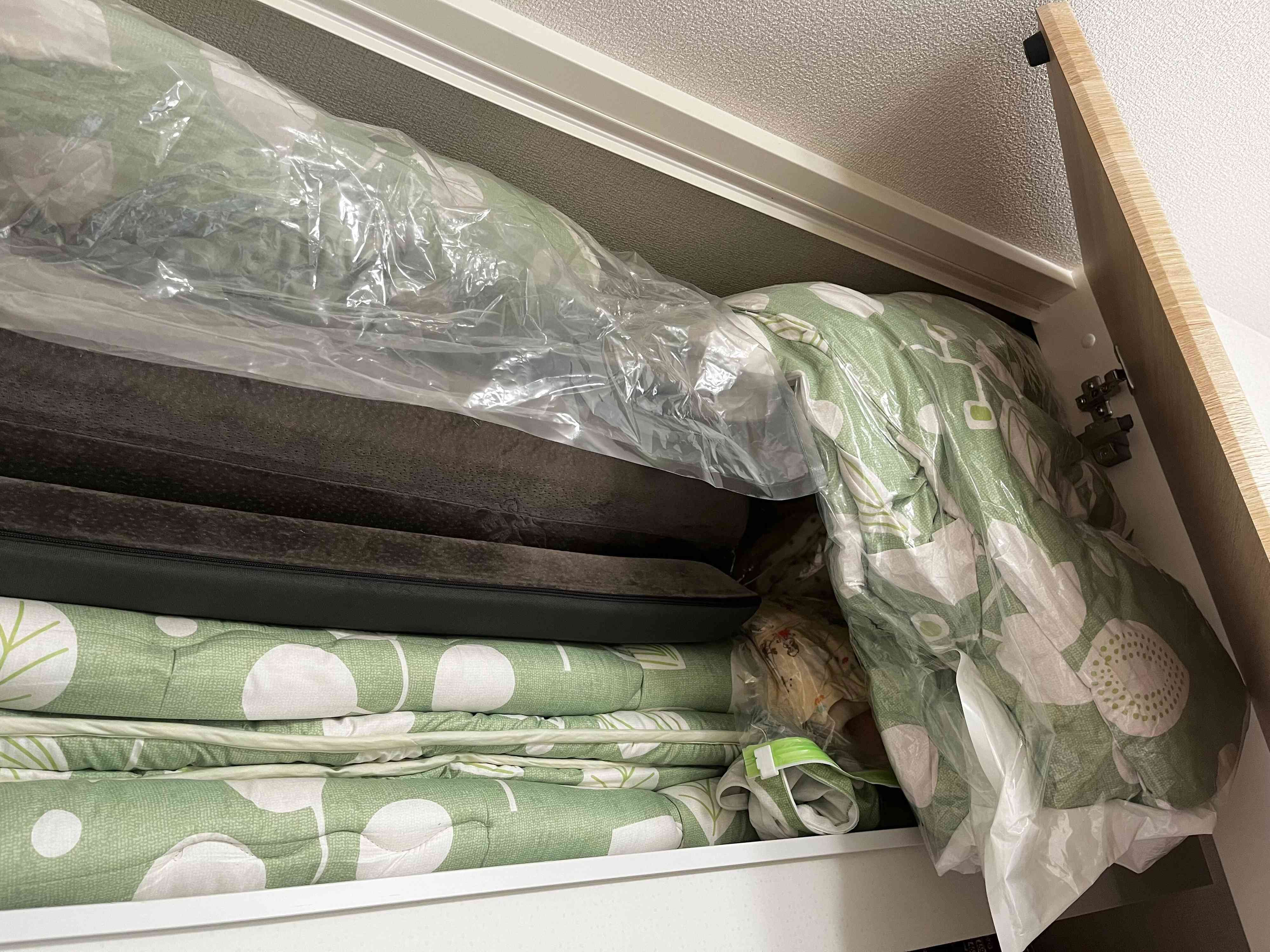 でてきてしまってる布団