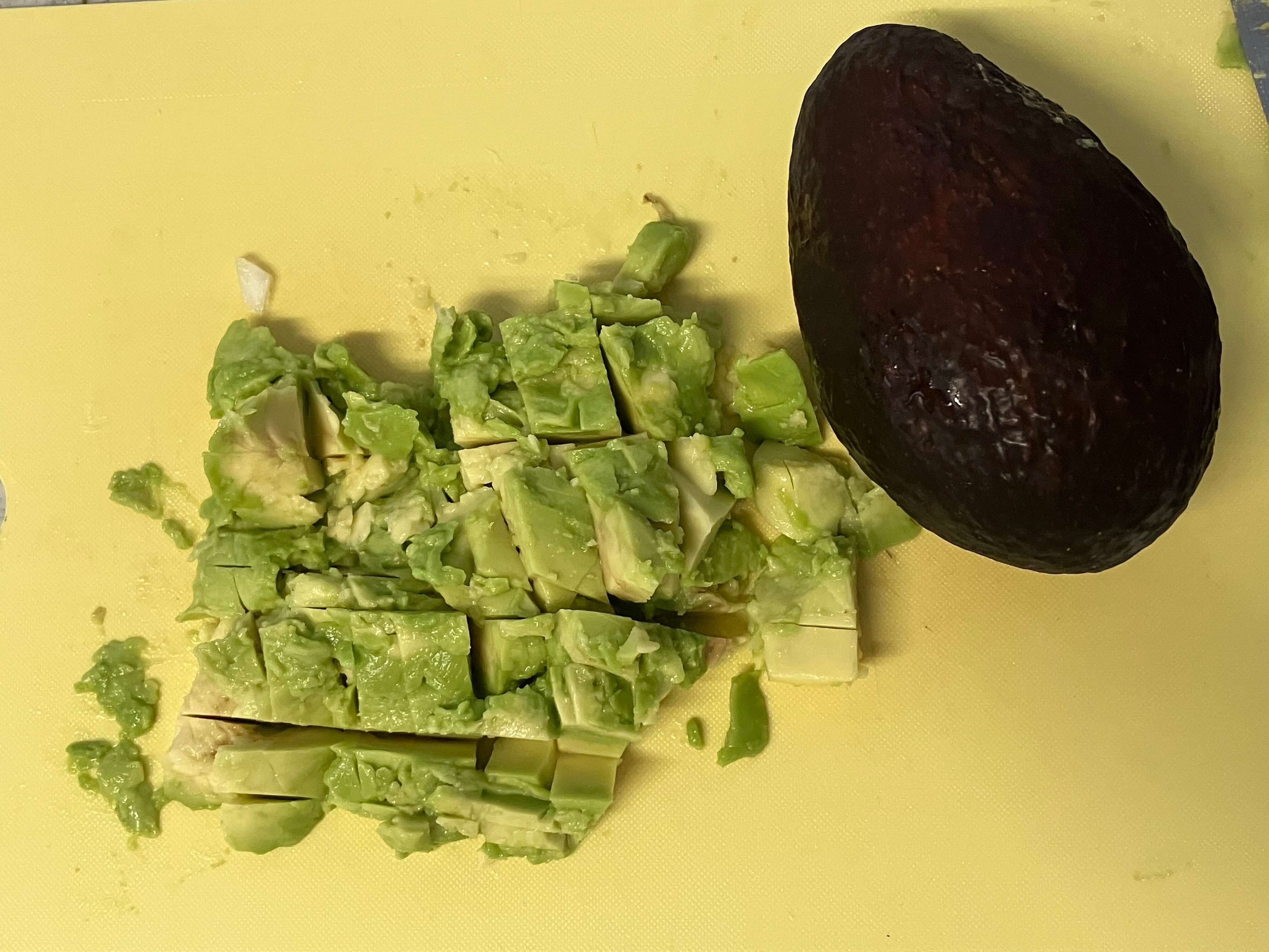 アボカドを賽の目切りにする