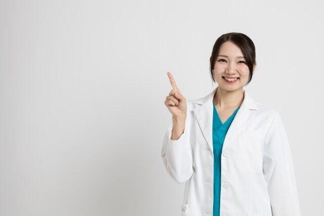 白衣の女性医師