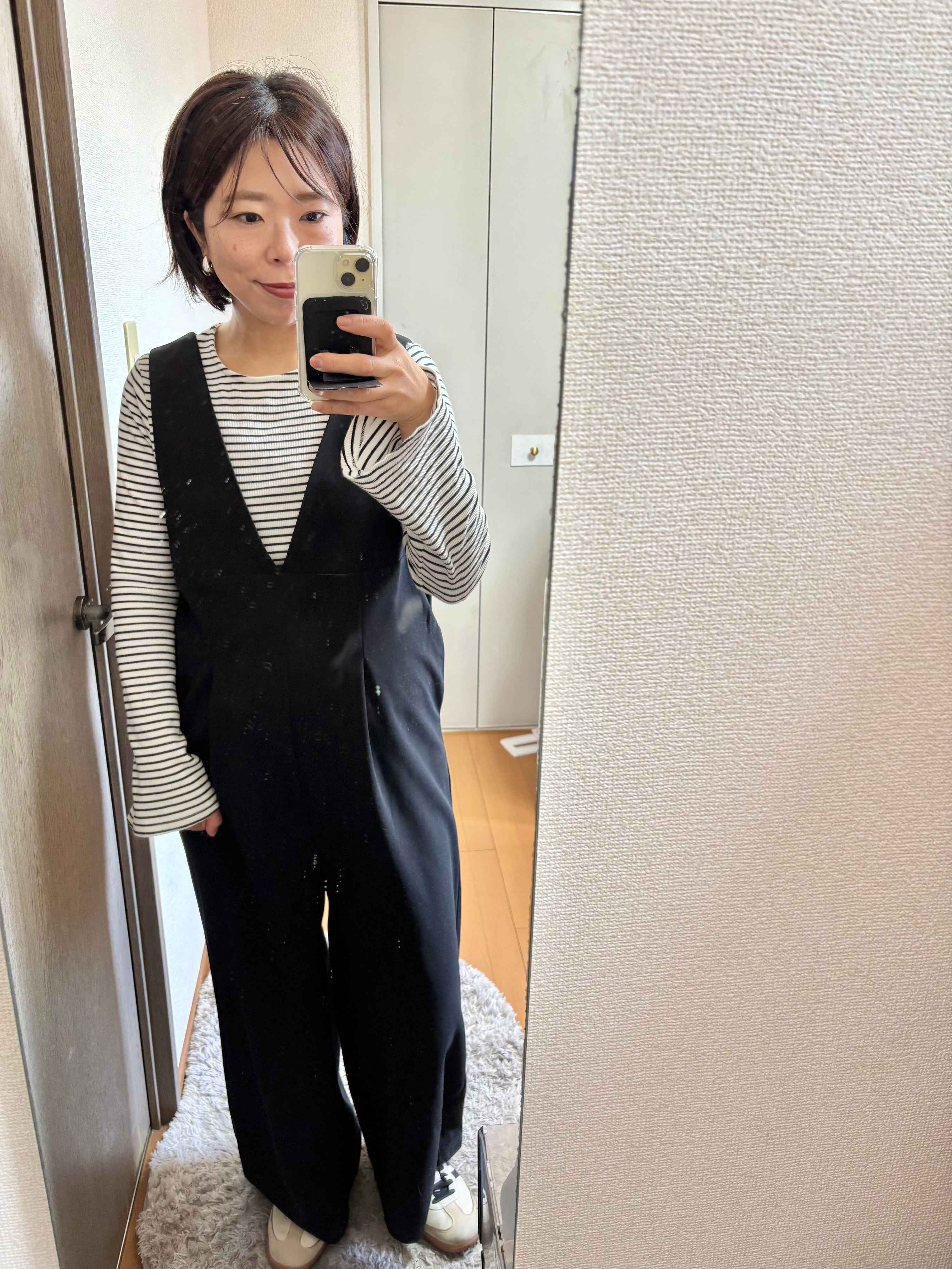 黒のサロペットのコーディネート