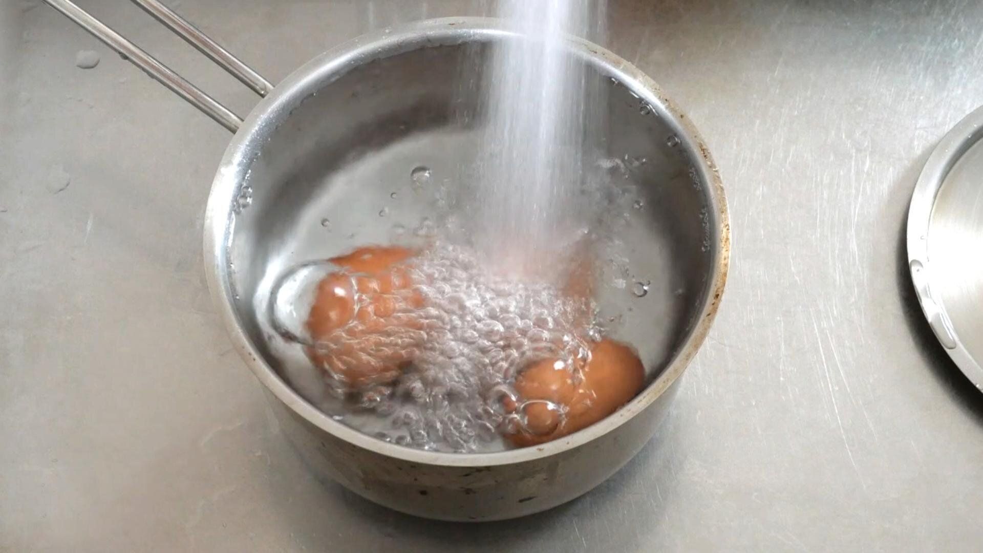 茹で卵の殻剥き