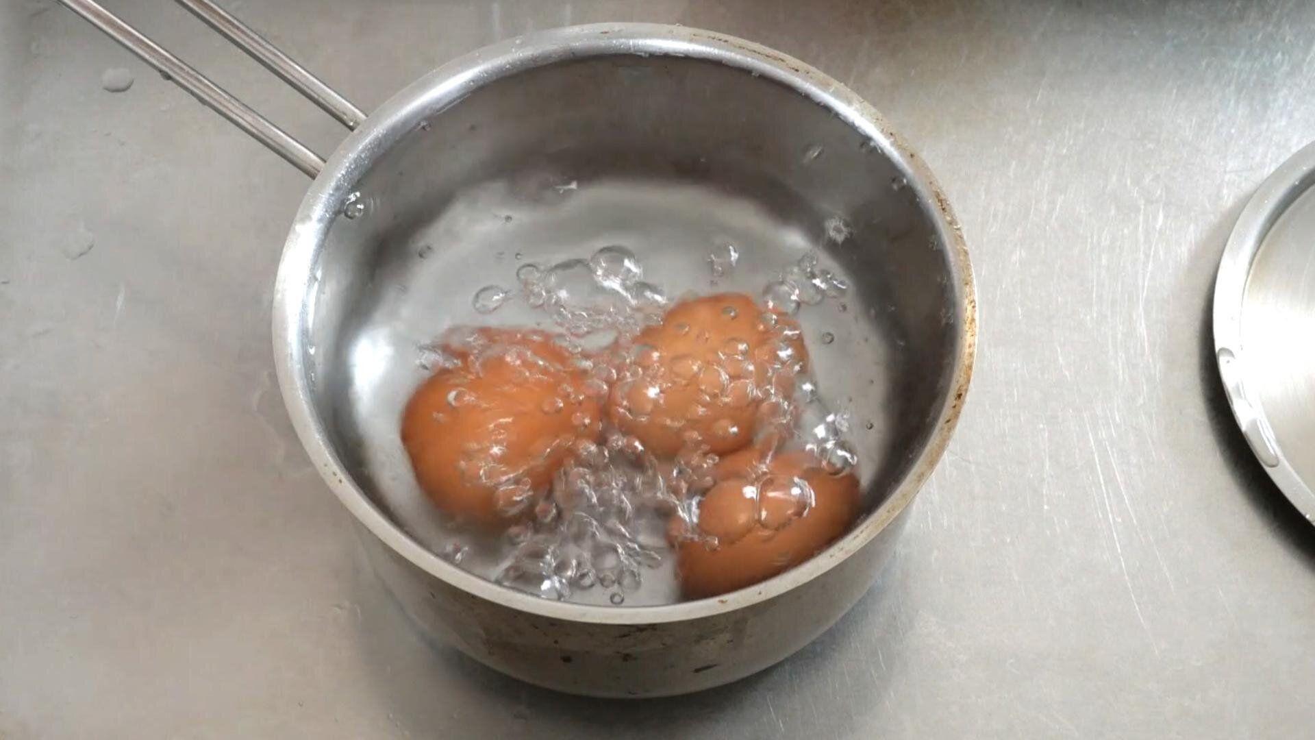 茹で卵の殻剝き