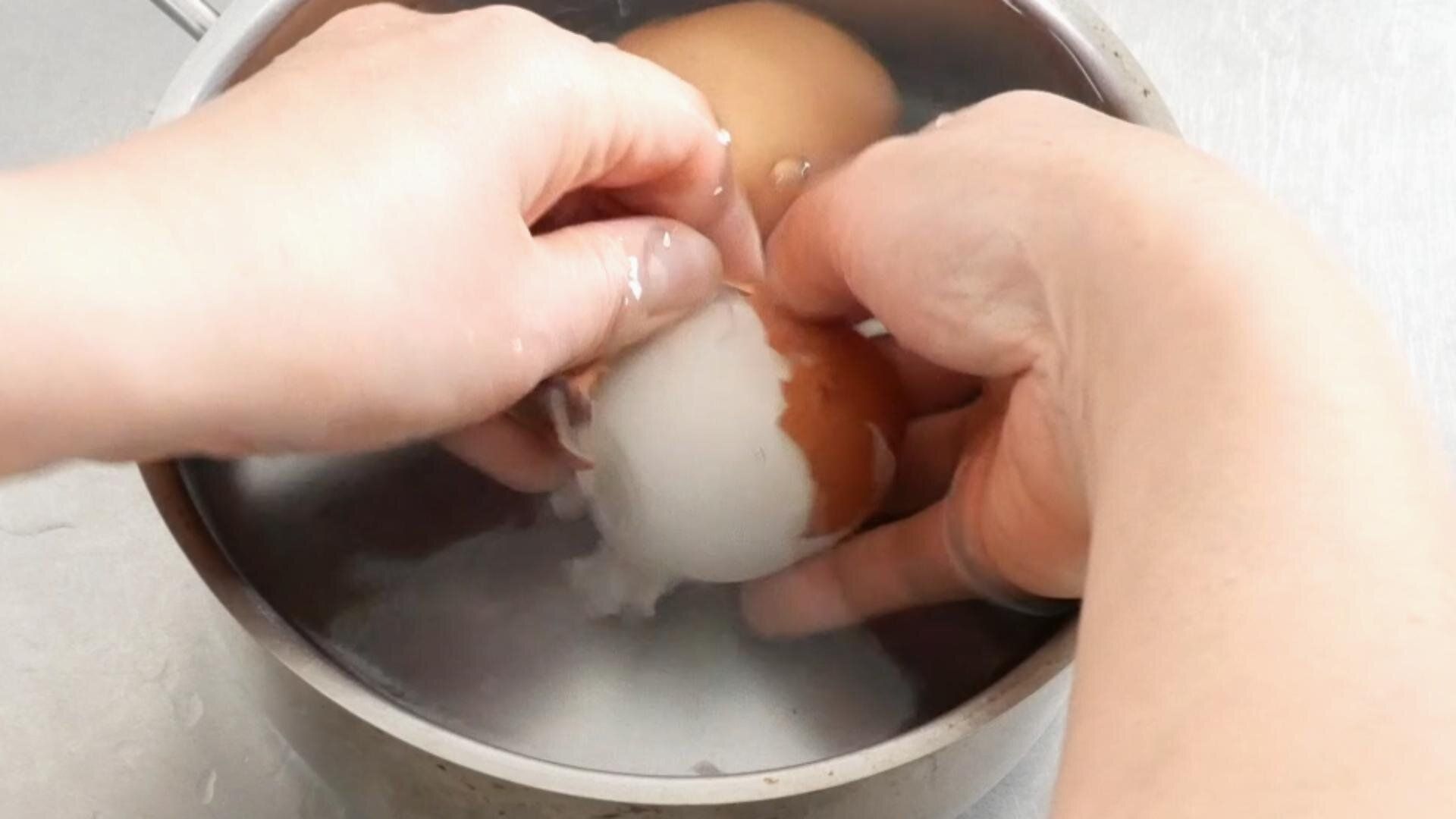 茹で卵の殻剝き
