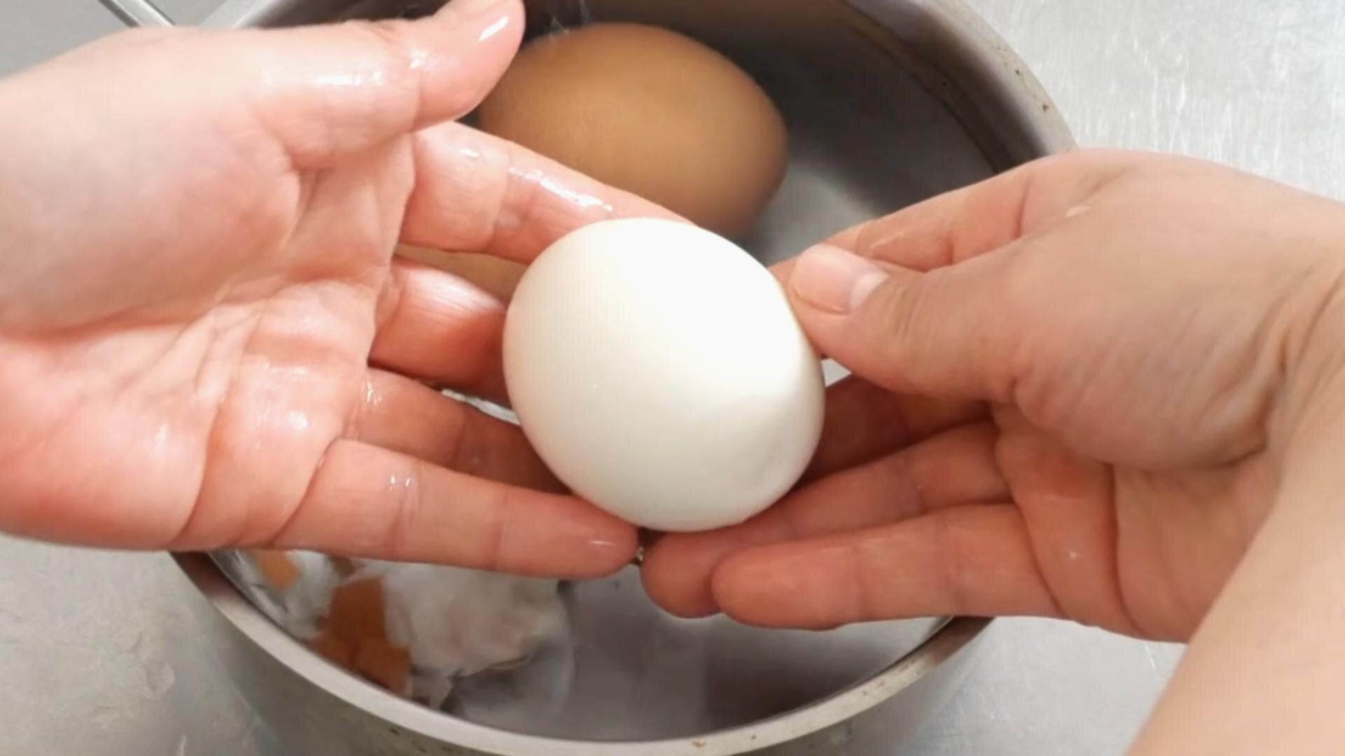 茹で卵の殻剝き