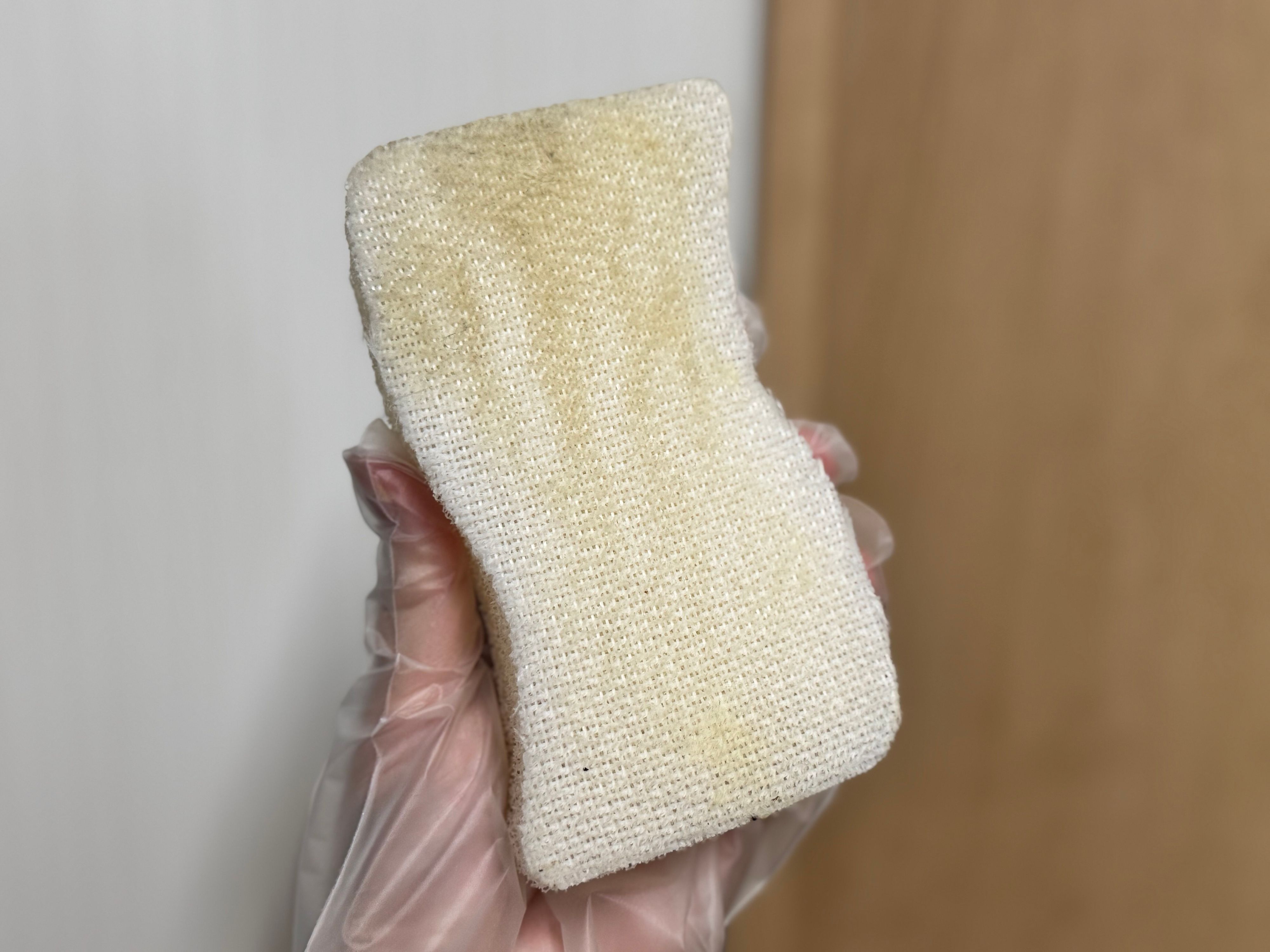 キッチン横の壁紙汚れもすっきり！