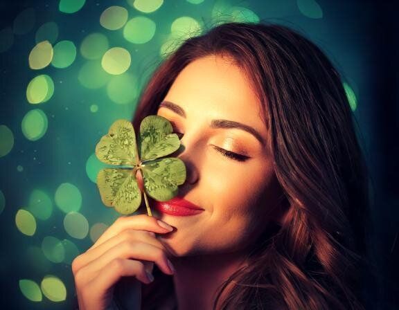 【夢占い】四葉のクローバーの夢の意味とは？状況で異なる解釈を深掘り！