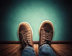 【夢占い】靴を探す夢の意味とは？シチュエーション別に深掘り解説！