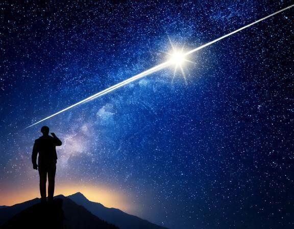 【夢占い】流星群の夢の意味とは？状況、登場人物などシチュエーション別に解説！