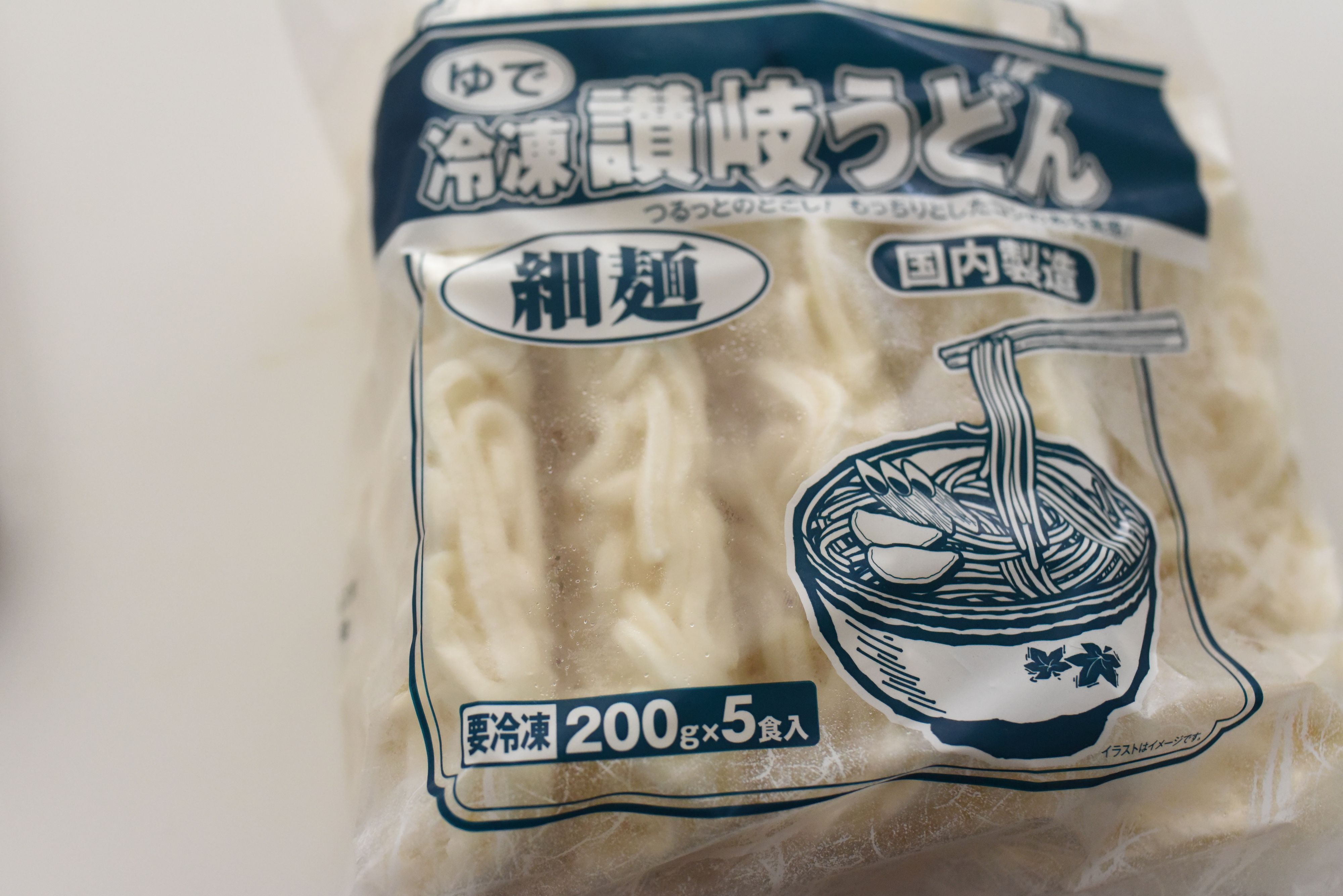 冷凍庫の定番となっている冷凍うどん。業務スーパーの「冷凍讃岐うどん（細麺）」は国内製造で5食入り