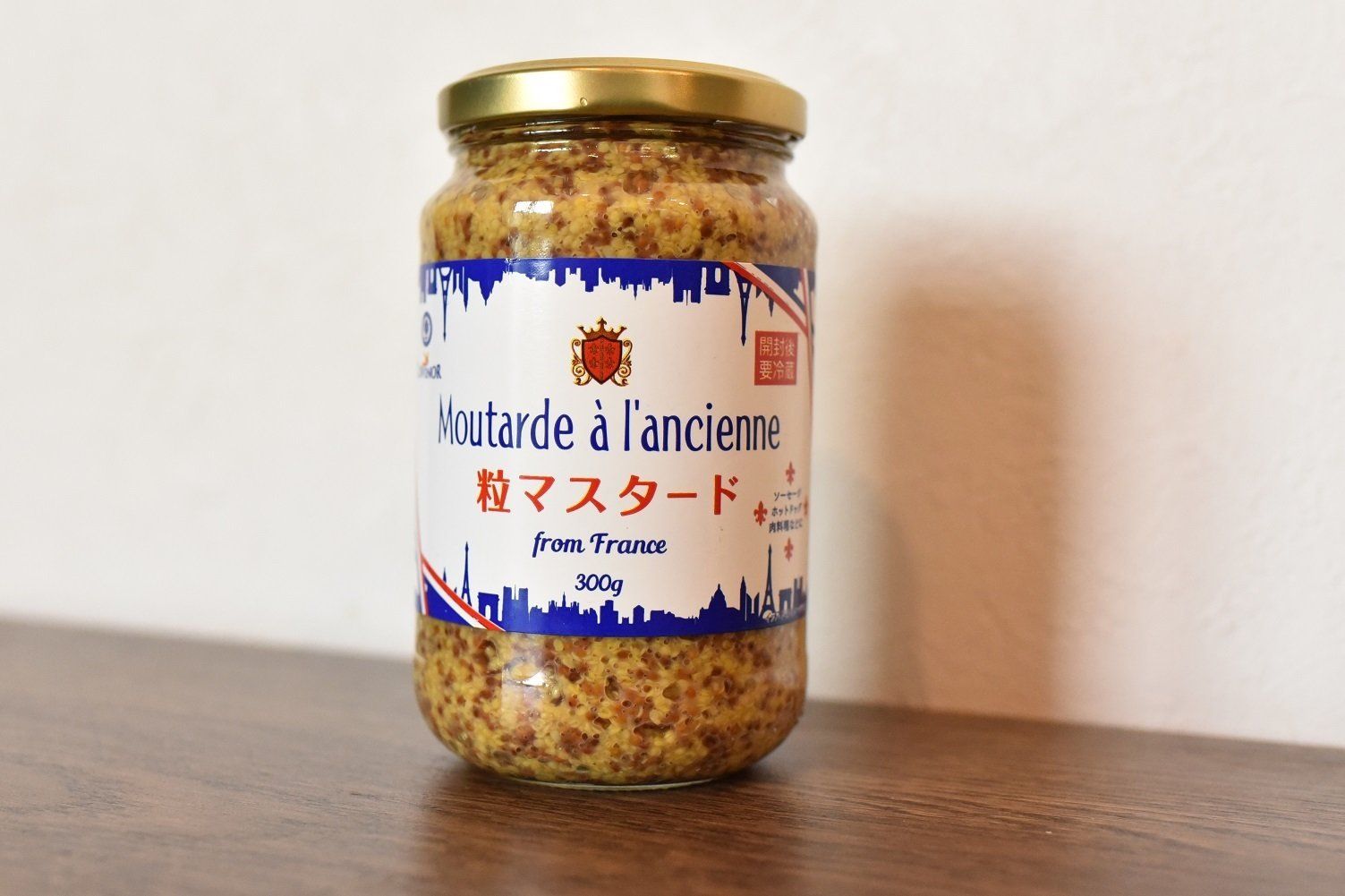 フランス産の粒マスタードで300g入りの大容量です。スーパーで売っている一般的なサイズは約100g入りのものが多いので、おおよそ3倍のサイズ