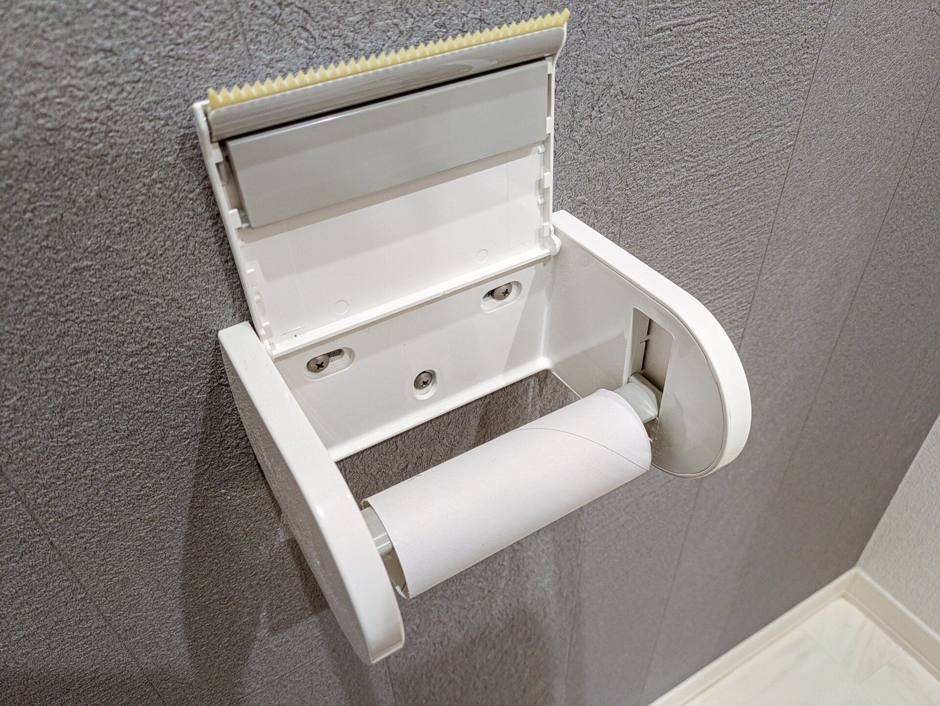 トイレットペーパーホルダーの中や裏側