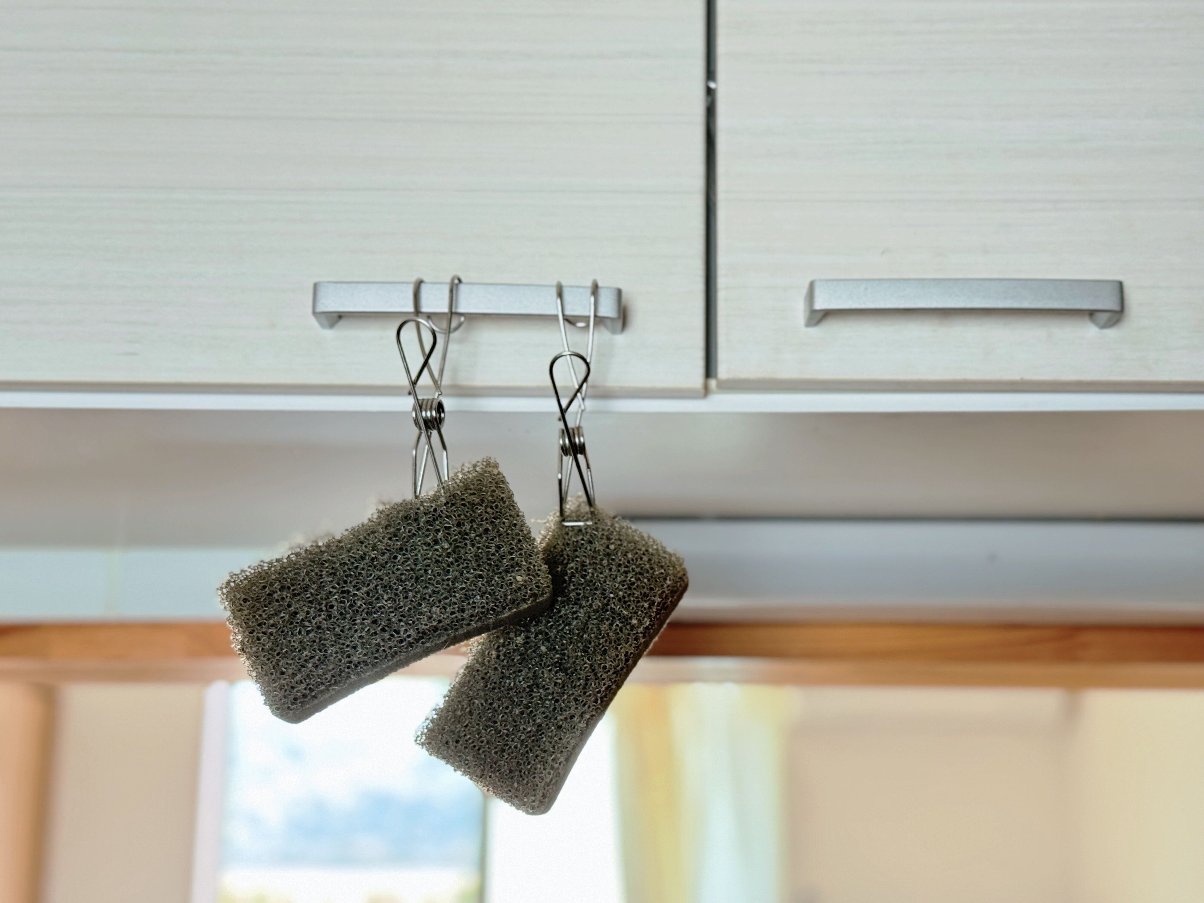 古いキッチンスポンジはそのまま捨てないで！暮らしのプロの再活用術3選