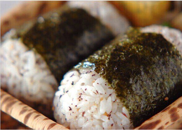 ユカリとゴマのおにぎり