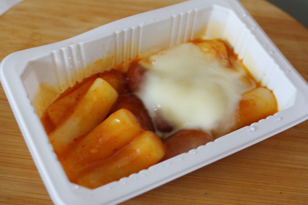 【セブン】とろ~りチーズと旨辛味が絶妙!おうち居酒屋風「冷凍食品」を暑い日・疲れた日の一品に