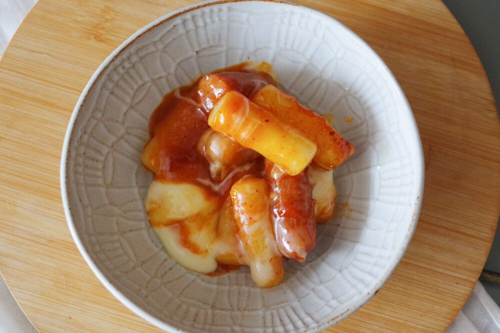 【セブン】とろ~りチーズと旨辛味が絶妙!おうち居酒屋風「冷凍食品」を暑い日・疲れた日の一品に