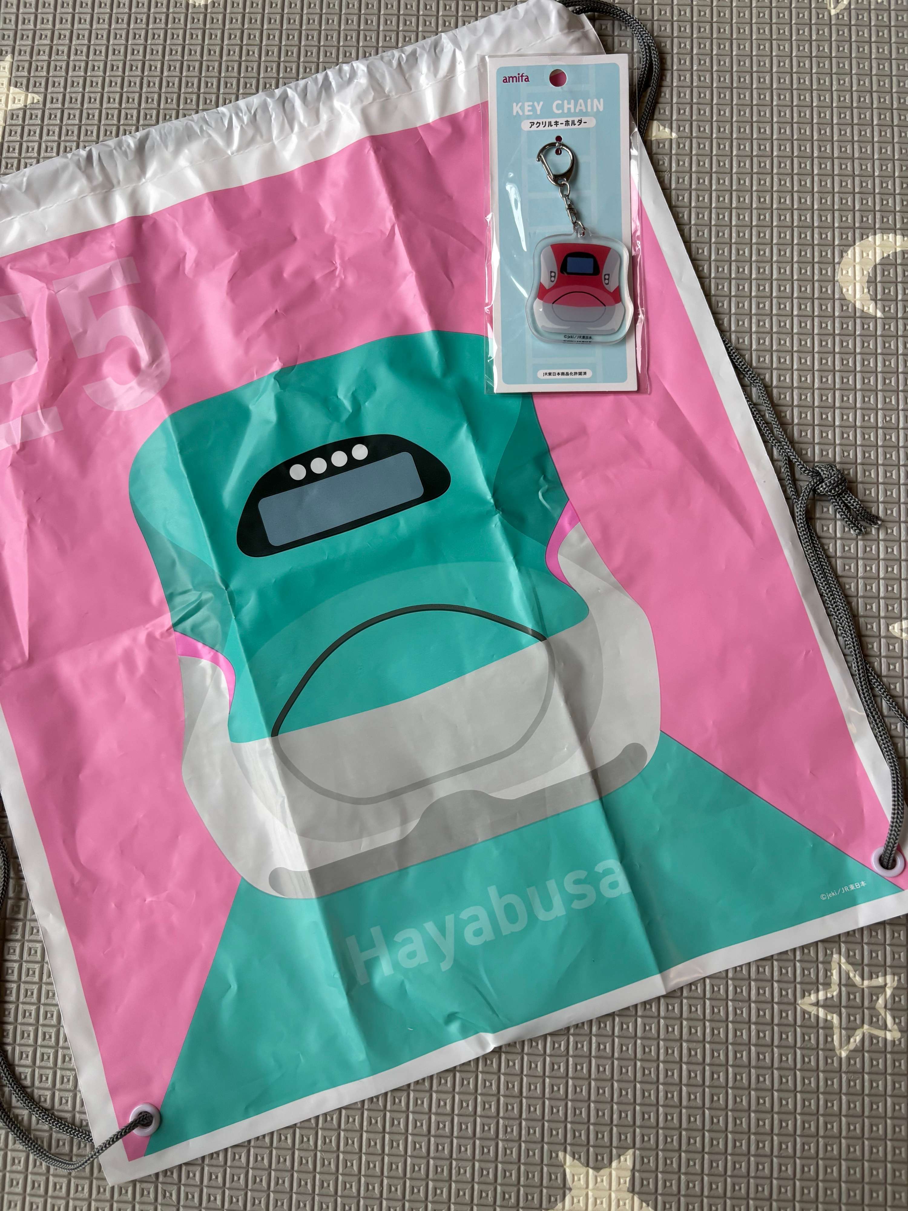 新幹線の絵柄のナップサックとキーホルダー