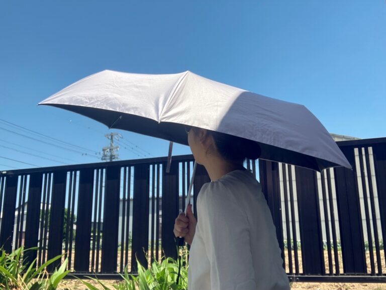 ジメジメ雨の日も、日差しの強い日も！超便利な折り畳み傘