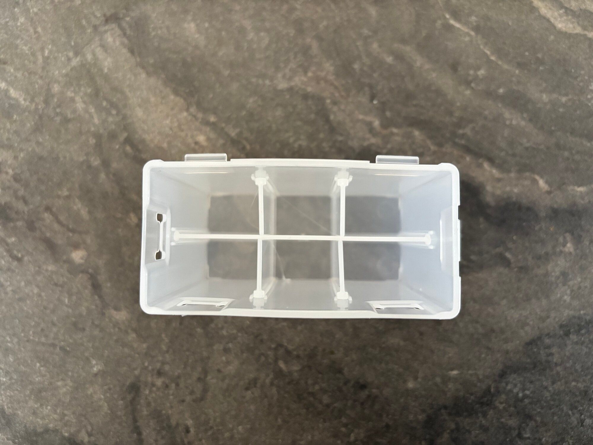 DAISOで見つけた!「あれ、どこいった?」迷子になりやすい軟膏のスッキリ収納が叶う優れモノ