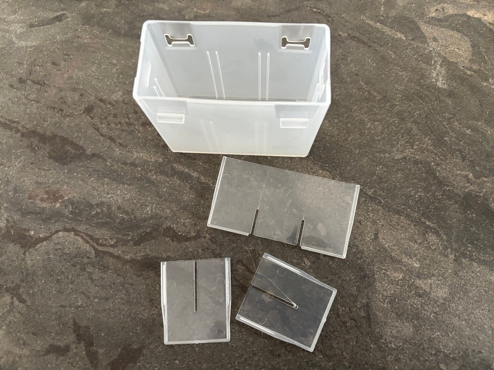 DAISOで見つけた!「あれ、どこいった?」迷子になりやすい軟膏のスッキリ収納が叶う優れモノ