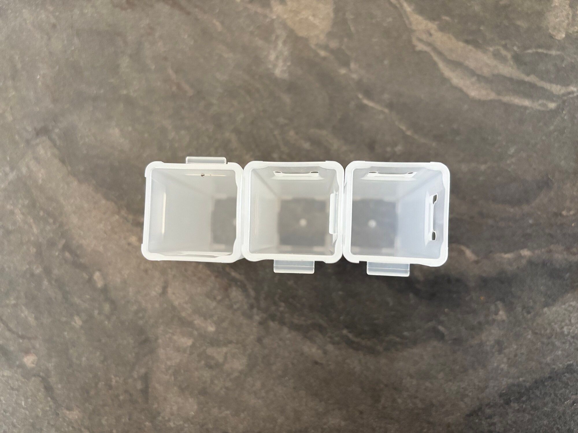 DAISOで見つけた!「あれ、どこいった?」迷子になりやすい軟膏のスッキリ収納が叶う優れモノ