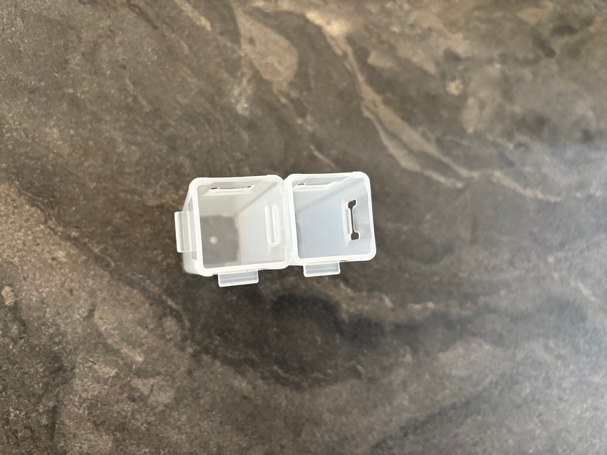 DAISOで見つけた!「あれ、どこいった?」迷子になりやすい軟膏のスッキリ収納が叶う優れモノ