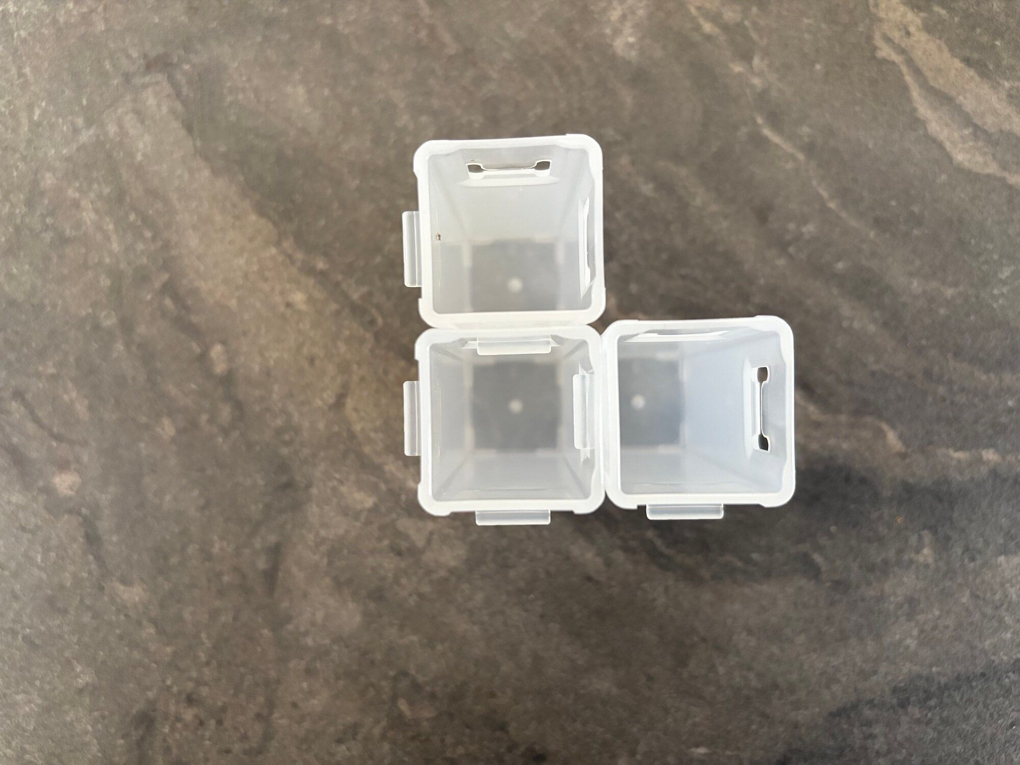 DAISOで見つけた!「あれ、どこいった?」迷子になりやすい軟膏のスッキリ収納が叶う優れモノ