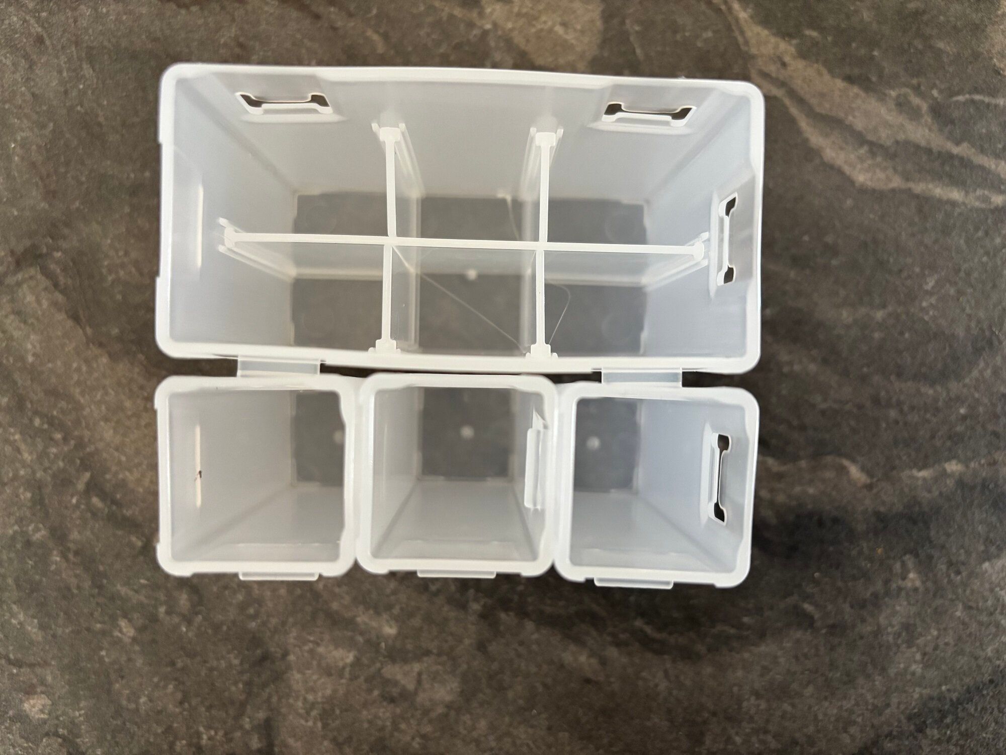 DAISOで見つけた!「あれ、どこいった?」迷子になりやすい軟膏のスッキリ収納が叶う優れモノ