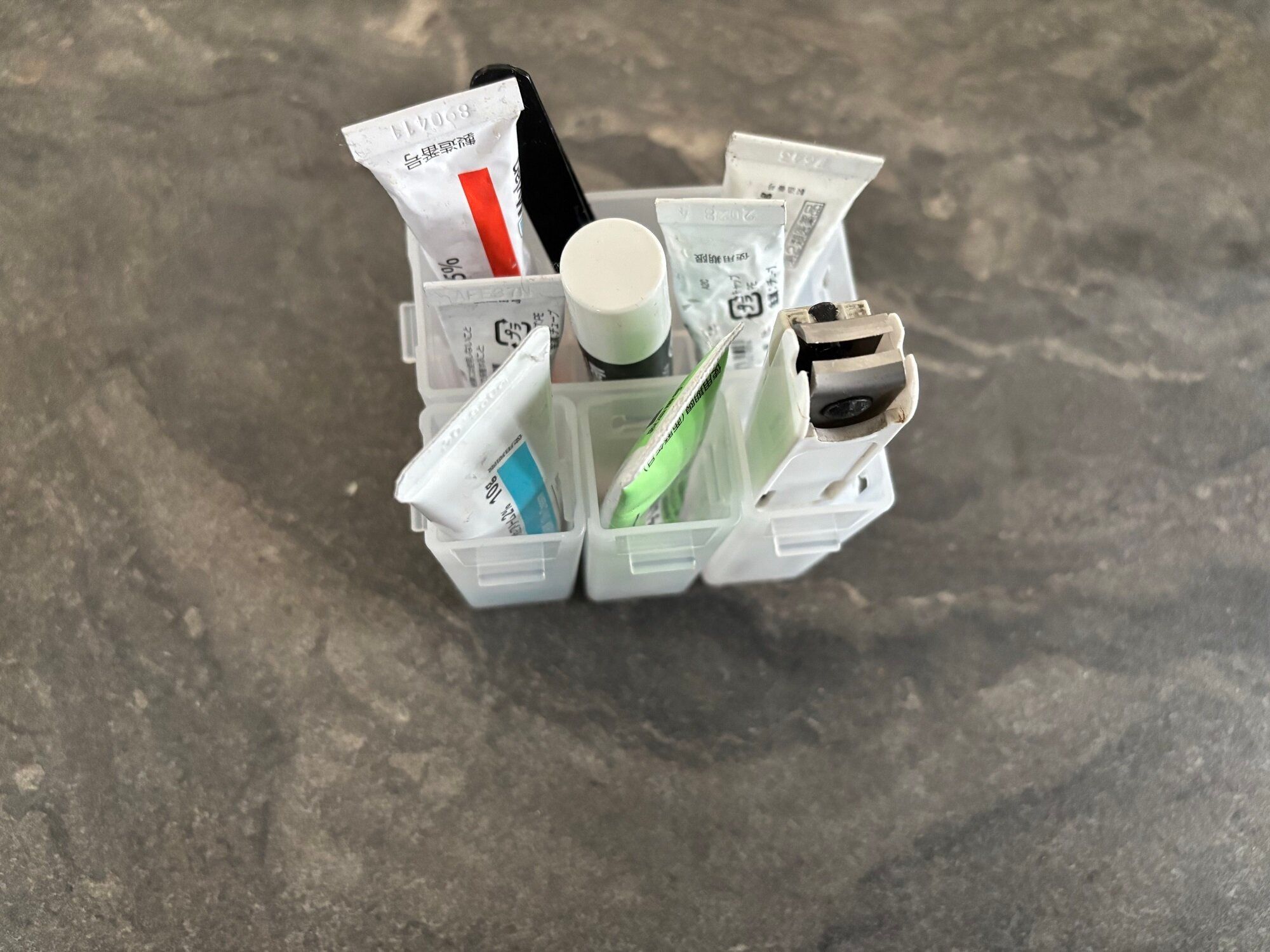 DAISOで見つけた!「あれ、どこいった?」迷子になりやすい軟膏のスッキリ収納が叶う優れモノ