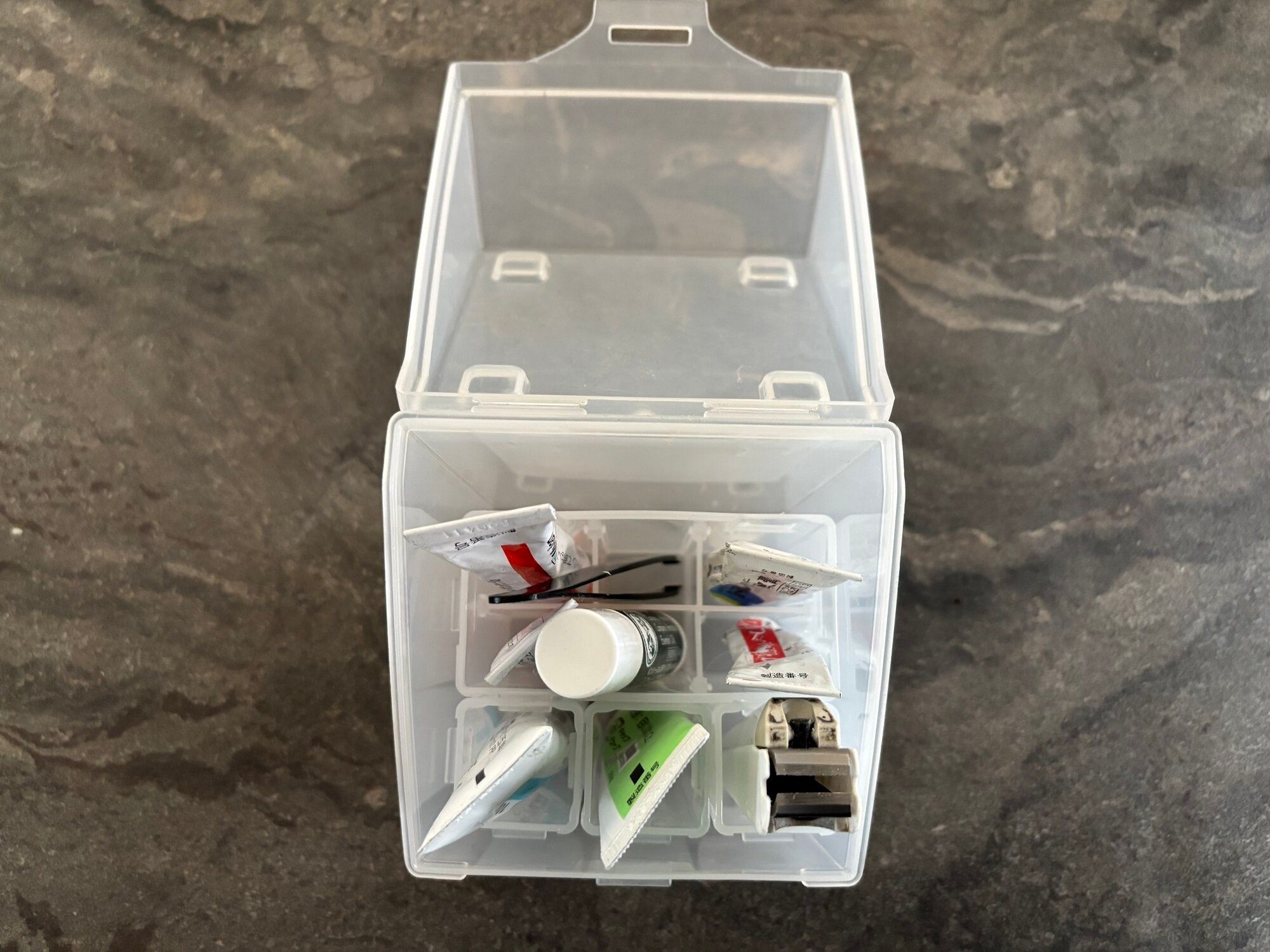 DAISOで見つけた!「あれ、どこいった?」迷子になりやすい軟膏のスッキリ収納が叶う優れモノ