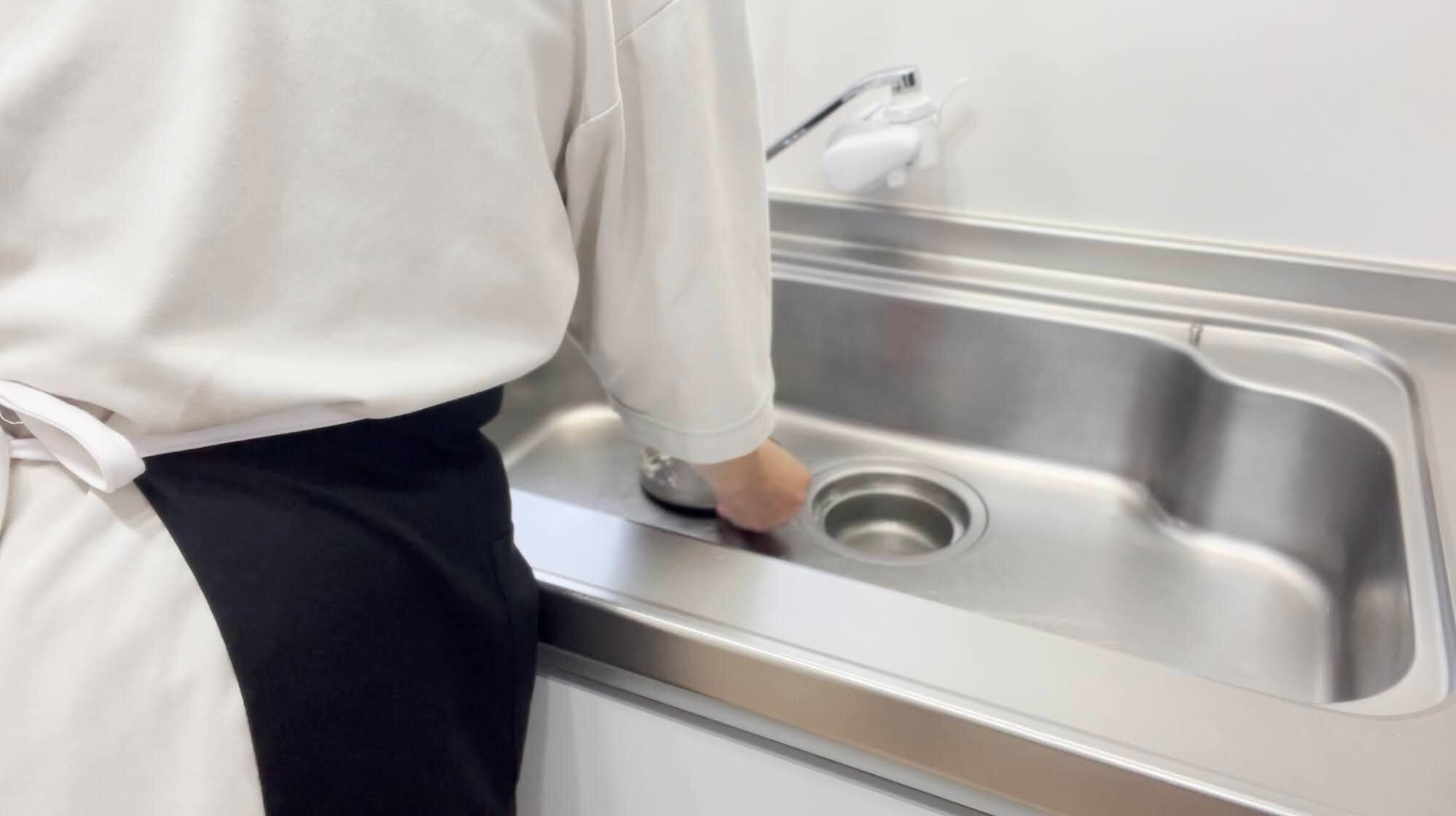 シンクを掃除している