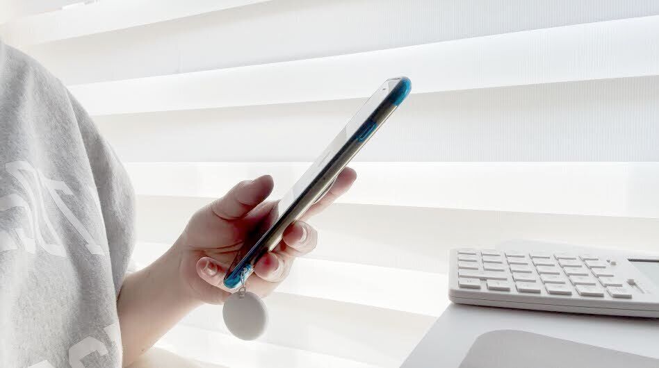 スマホの写真を見ている