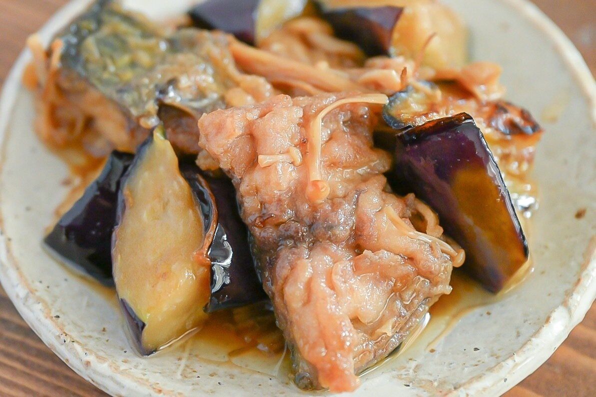 皿に盛られたさばとなすの揚げびたし