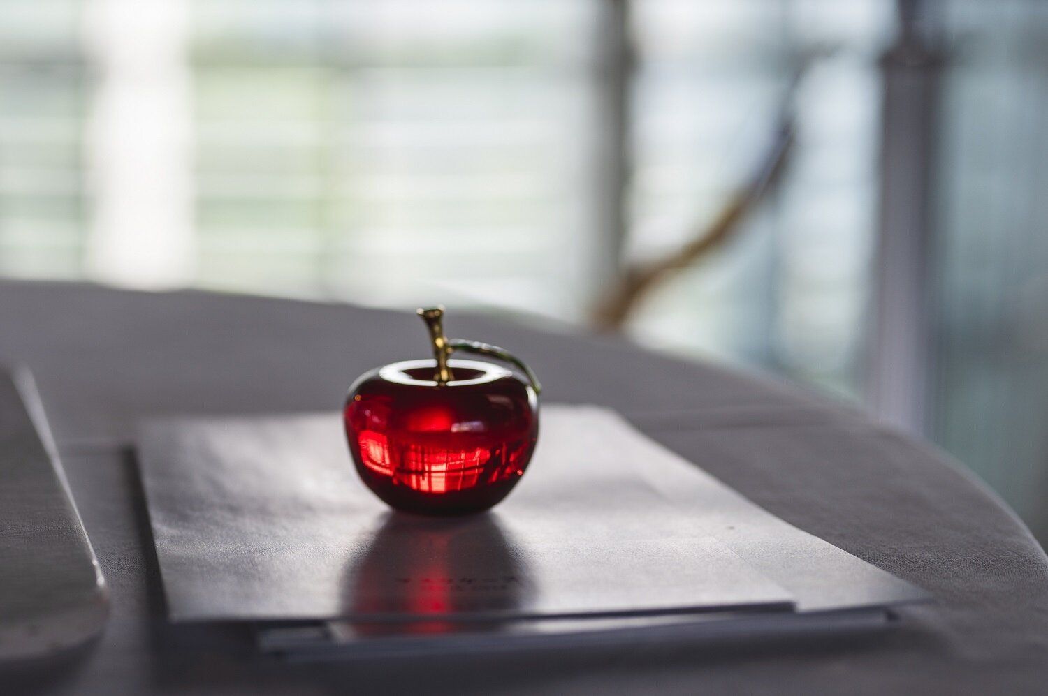 赤いリンゴの置物（サンキュ！）