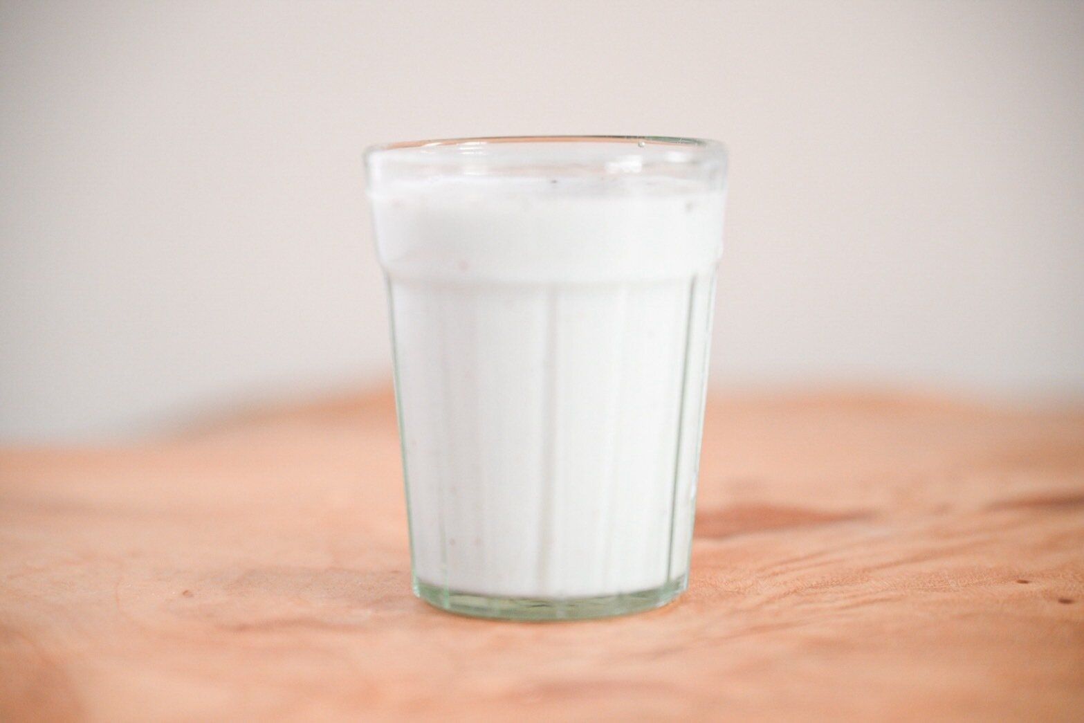 牛乳でつくる チョコミントラテ